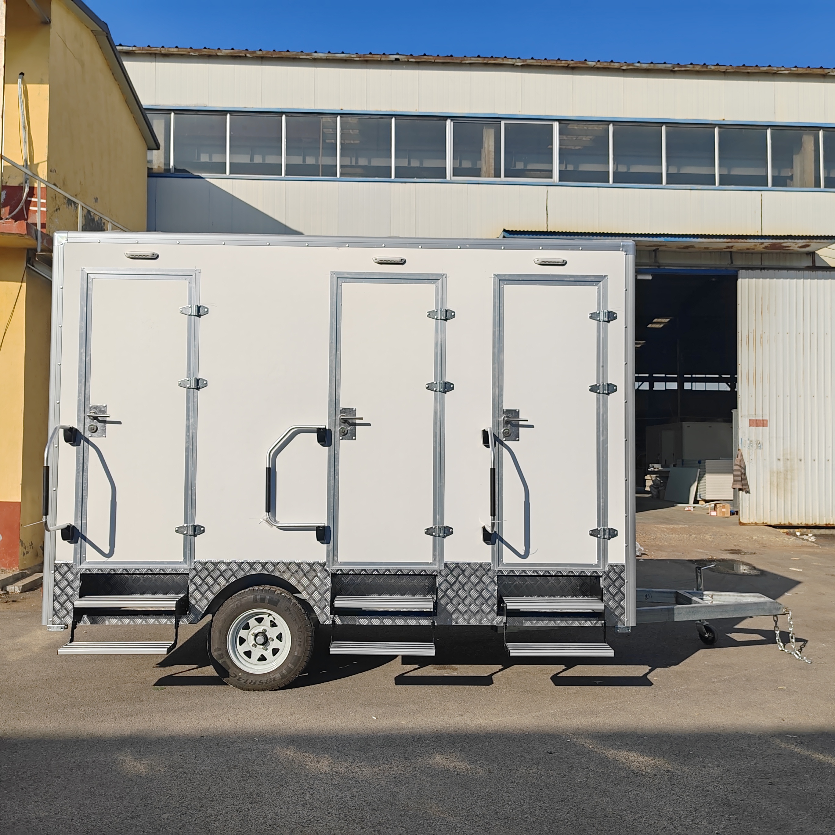 Mobile Toilet Trailer Luxury 3 – Outdoor Camping Rentals Bewertung und Preis